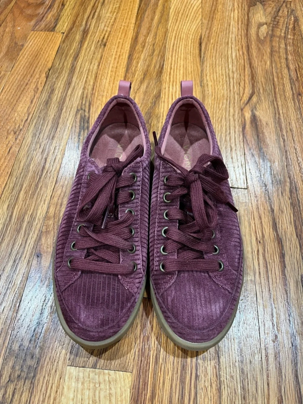 Vionic Suede Winny Sneaker Women's 6.5 Cherry Jubilee Corduroy‎ Purple